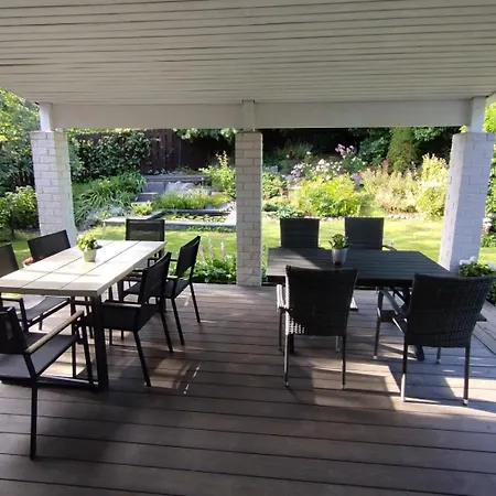 Huone Lintukodossa *